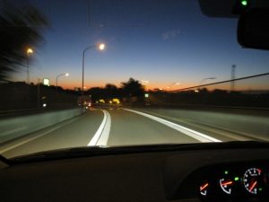 夕暮れの高速道路