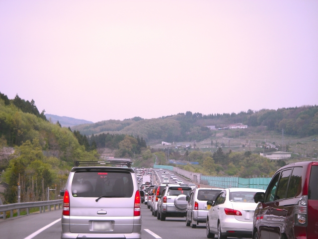 渋滞中の高速道路